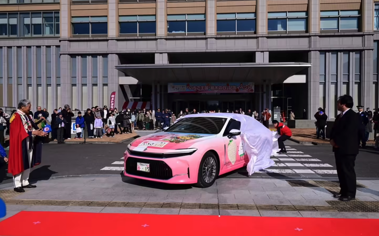 全球仅1辆!栃木丰田推“草莓皇冠”孤品车型 致敬地方特色与80周年庆